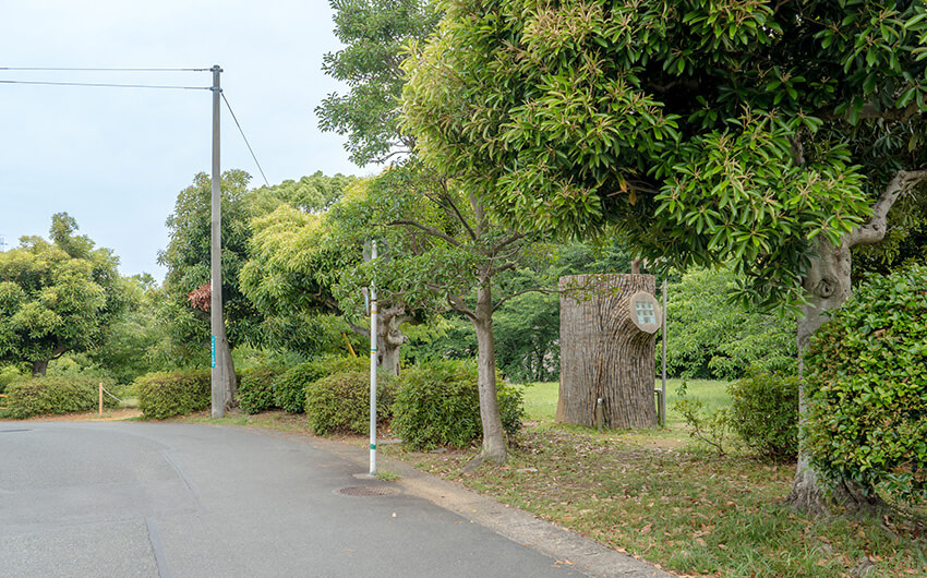 蜆塚公園に沿って進行