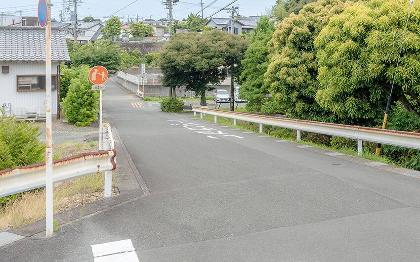 進行方向右手に看板有り